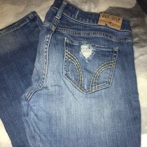WOMANS HOLLISTER SIZE 5S DISTRESSED JEANS
